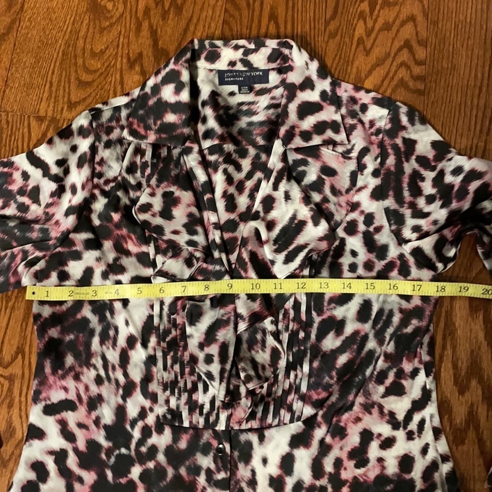 NWOT JONES NEW YORK RUFFLED / PLEATED FRONT BLOUSE. V neckline ANIMAL PRINT Sz S - Picture 9 of 12